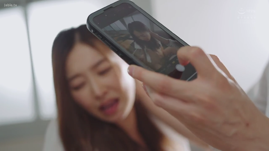 Indoor · Sitting Posture · Close-up of the face · White top · POV视角 · 手机 · 销魂表情 · 拍摄中