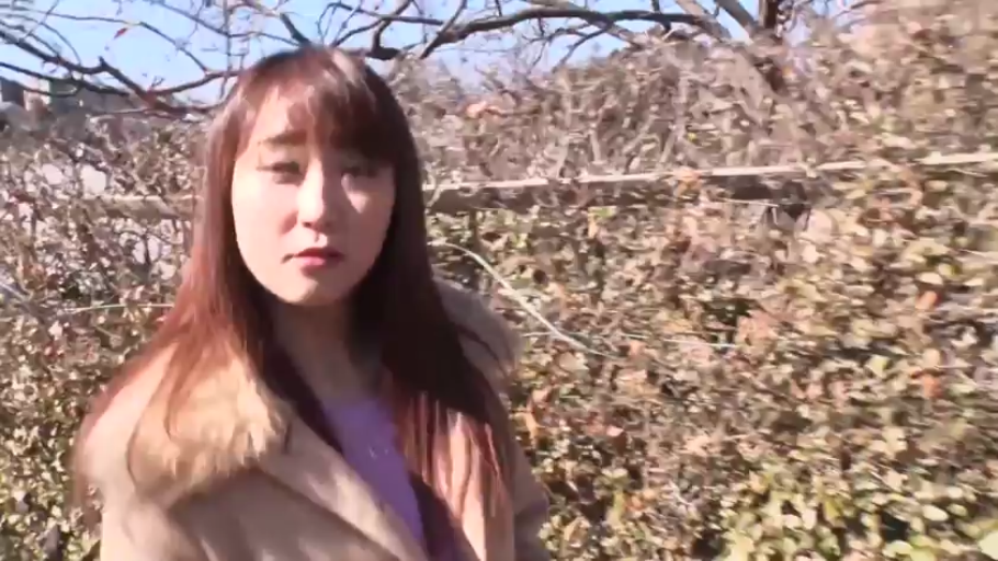 脸部特写 · 站立 · 自然 · 户外 · 注视镜头 · 长发 · 棕色毛领大衣