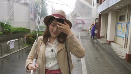 站立 · 微笑 · 半身 · 户外街道 · 透明雨伞 · 傘をさす · 休闲夹克 · 雨天