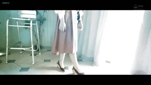 室内 · 站立 · 腿部 · 长裙