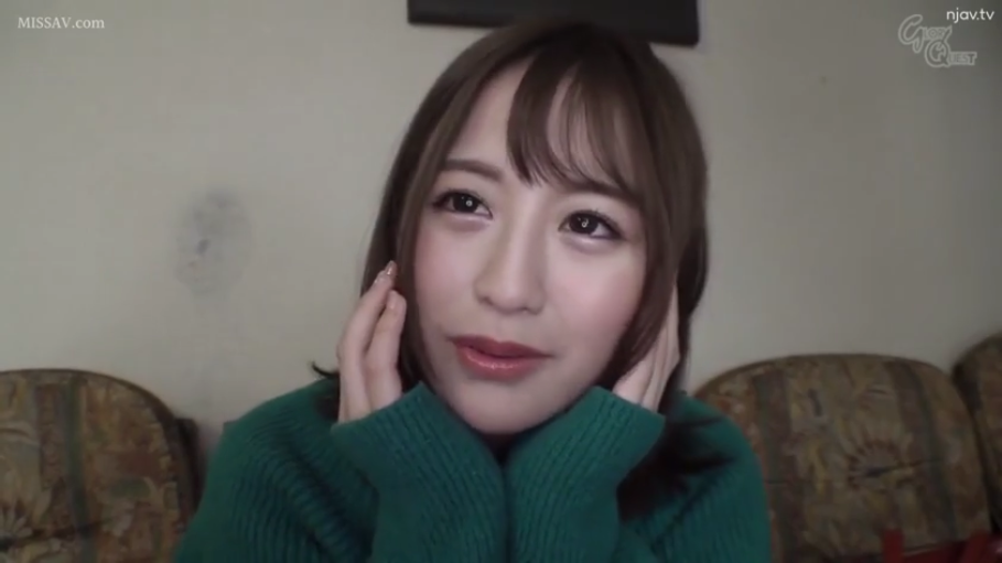 室内 · 顔部のクローズアップ · 微笑 · 注視 · 淑女 · 绿色毛衣 · 双手抚脸