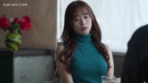 坐姿 · 忧郁 · 谈话 · 上半身 · 餐厅 · 水杯 · 约会 · 蓝色高领背心