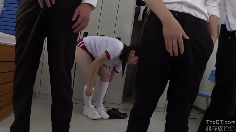 专注 · 弯腰 · 更衣室 · 储物柜 · 围观 · 体操服 · 日本