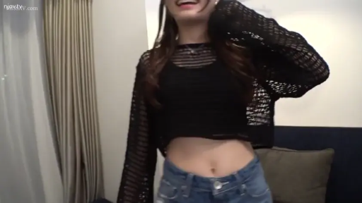 站立 · 微笑 · 客厅 · 网格罩衫 · 露脐 · 撩发 · 腰腹