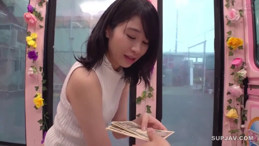 俯身 · 专注 · 半身特写 · 白色无袖高领衫 · 数钱 · 日元钞票 · 花卉背景 · 粉色装饰间