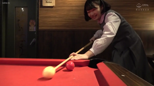 俯身 · 全景 · 学生制服 · 开朗 · 台球厅 · 打台球 · 竞技 · 台球杆