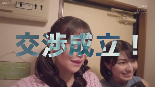 Indoor · Close-up of the face · Stand · Smile · 交流 · 双人 · 粉色毛衣