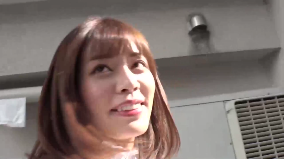 微笑 · 面部特写 · 白色上衣 · 凝视 · 仰头 · 户外 · 亚洲女性