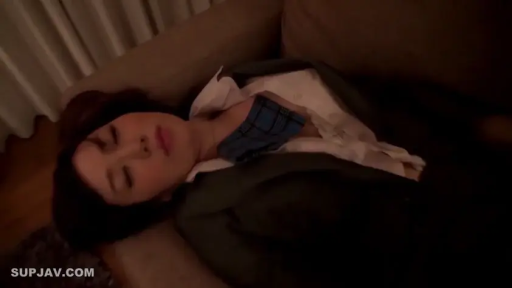 闭眼 · 仰卧 · 上半身特写 · JK制服 · 室内沙发 · 昏暗 · 熟睡