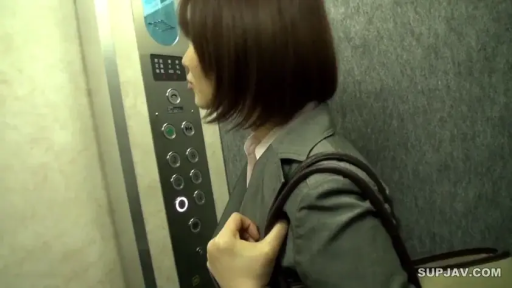 站立 · 平静 · 偷拍视角 · 侧脸特写 · 电梯 · 等待 · 电梯面板 · 灰色西装外套