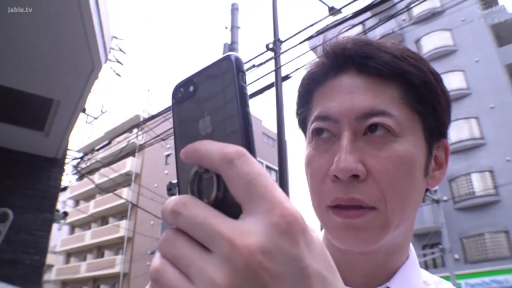坐姿 · 手提包 · 上半身 · 生活照 · 害羞 · 公园 · 捂嘴 · 露肩衫