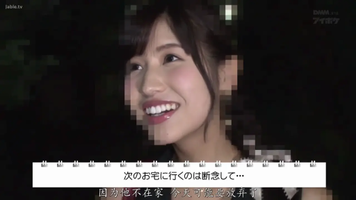 面部特写 · 黑色连衣裙 · 期待 · 夜景 · 祈祷 · 深夜户外 · 双手合十 · 红色背包