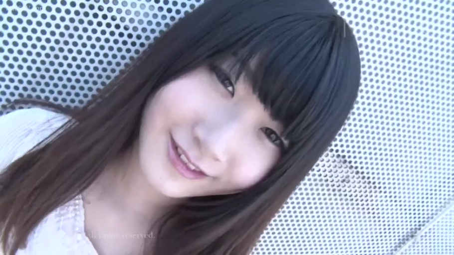 顔部のクローズアップ · 微笑 · 屋外 · 注视镜头 · 侧卧 · 白色蕾丝衫 · 长直发