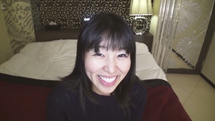 坐姿 · 床 · 酒店房间 · 面对镜头 · 面部特写 · 笑容 · 长发 · 黑色针织衫