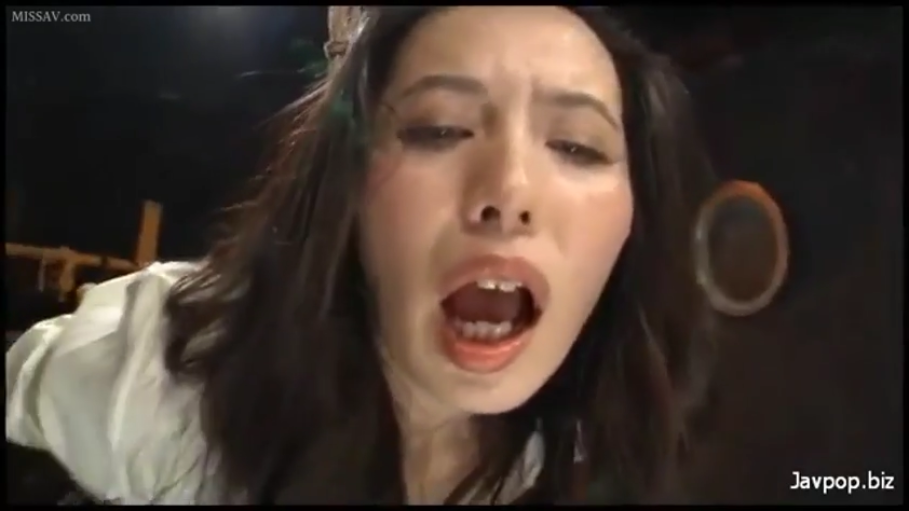 室内 · 身をかがめる · 顔部のクローズアップ · 白色衬衫