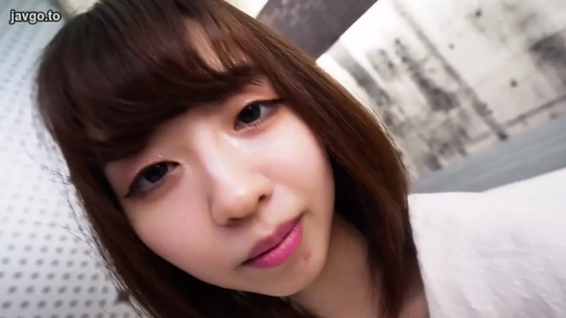 室内 · 顔部のクローズアップ · 迷離 · カメラに向かって · 白い上着 · 注視 · 人像