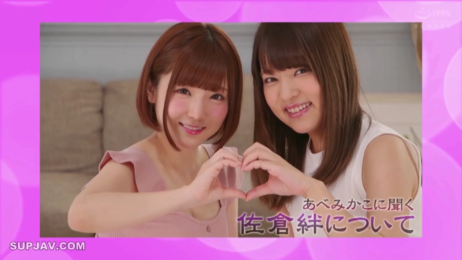 室内 · 半身特写 · 二人 · 无袖上衣 · 看向镜头 · 甜美微笑 · 合力比心