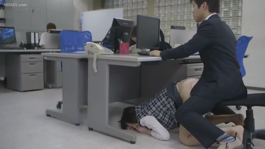 专注 · 格纹马甲 · 办公室 · 办公电脑 · 遠景 · 职场诱惑 · 桌下服务 · 跪在桌下