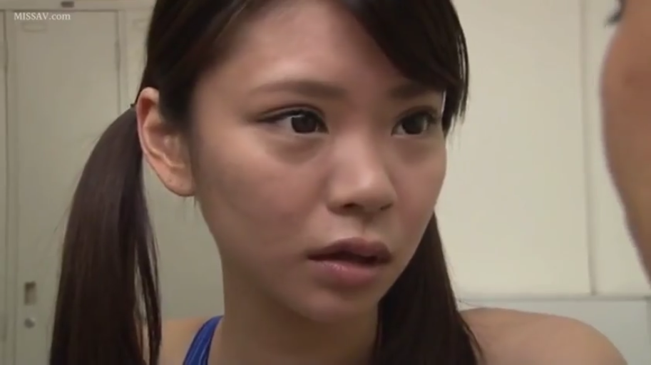 顔のクローズアップ · 凝視 · 更衣室 · 储物柜 · 双马尾 · 惊讶 · 正面 · 蓝色运动装