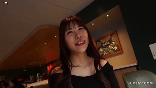 室内 · 坐姿 · 面部特写 · 黑色一字肩上衣