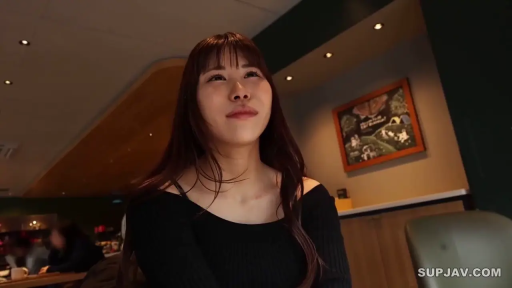 坐姿 · 自然 · 注视 · 室内餐厅 · 头部 · 生活化 · 黑色露肩装