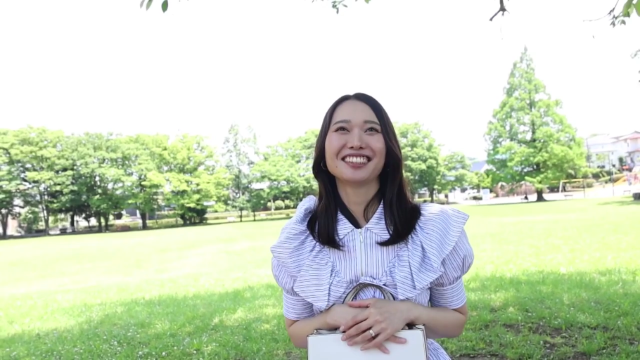 上半身 · 公園 · 輝く笑顔 · 白色手提包 · 持包 · 真正面 · 青いストライプのシャツ