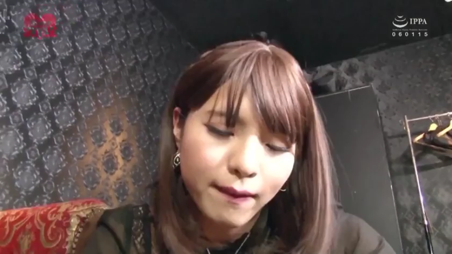 Indoor · Lower your head · Close-up of the face · 平静 · Black lace top · 正面 · Video screenshot · 背景衣架