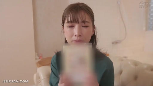 Indoor · Sitting Posture · 面部特写 · 绿色上衣 · Crying · Japanese AV · 举起物品 · 模糊照片