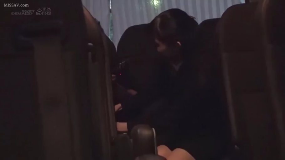 坐姿 · 交谈 · 书籍 · 近景 · 室内房间 · 温柔微笑 · 灰色翻领毛衣 · 粉色心形边框特效