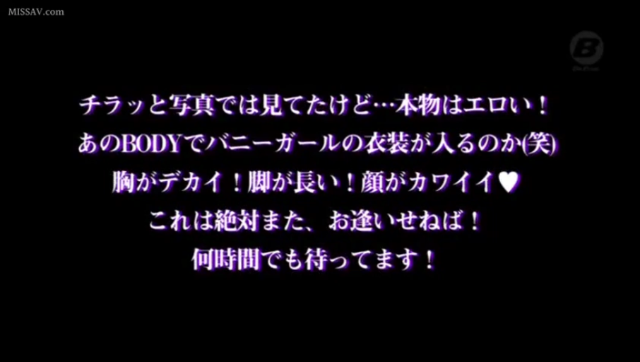 室内 · 全裸 · 微笑 · 面部特写 · 凝视镜头 · 俯身姿势 · 自拍感