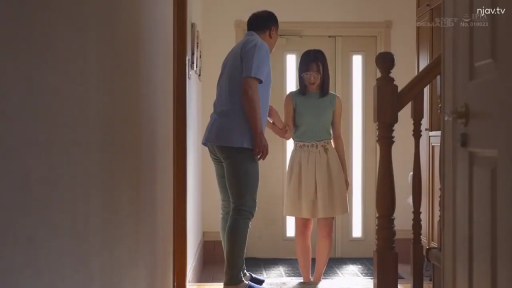 严肃 · 站姿 · 楼梯 · 剧情 · 远景 · 长裙 · 玄关 · 拉拽