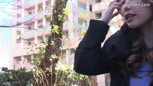 交谈 · 站姿 · 微笑 · 手机 · 室外街道 · 紫色打底衫 · 三次元