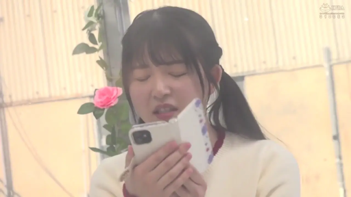 面部 · Stand · 手机 · Outdoor · 毛衣 · Crying · 悲伤 · 剧情特写