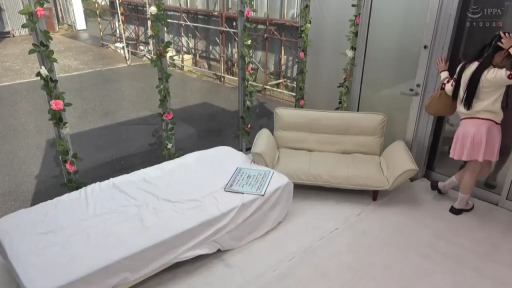 室内 · 严肃 · 面部 · 熟女 · 说话 · 正脸