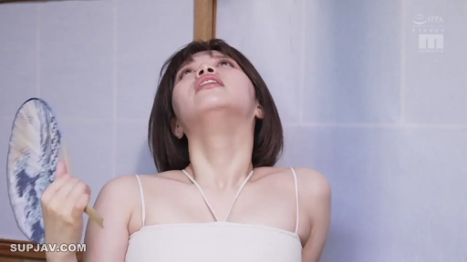 坐姿 · 窗边 · 侧脸 · 放松 · 白色细吊带 · 扇风取凉 · 团扇 · 清凉