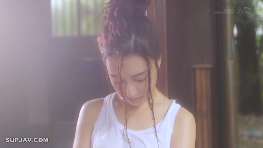 室内 · 沉思 · 忧郁 · 低头 · 白色背心 · 上半身特写 · 唯美风格