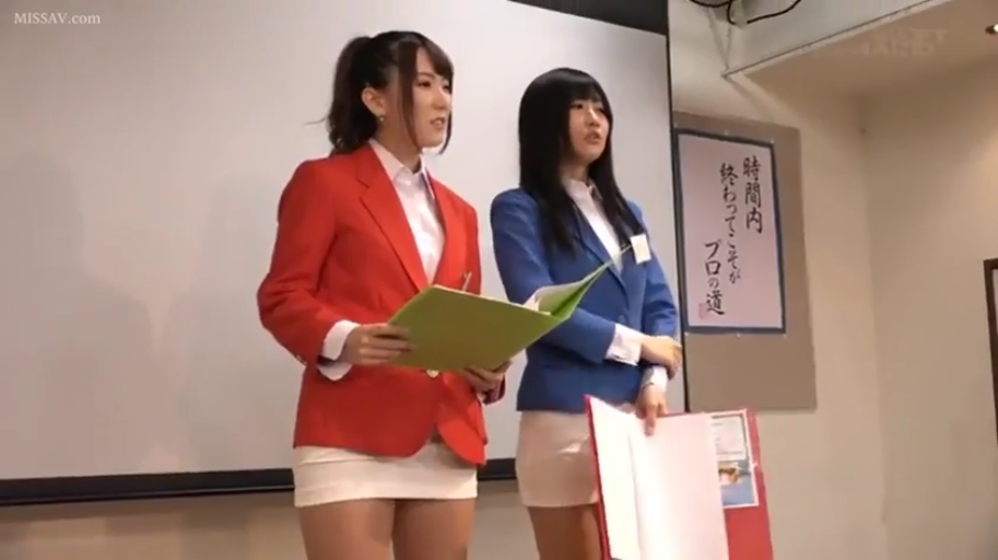 卧室 · 胸部特写 · 侧身 · 蕾丝内衣 · 微笑 · 诱惑 · 熟女