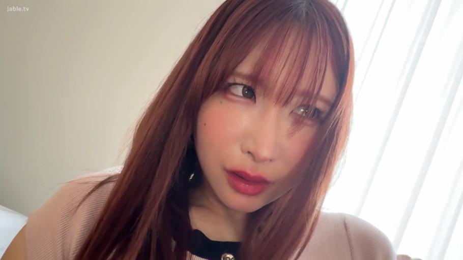 Indoor · Close-up of the face · 粉色针织衫