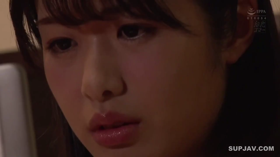 室内 · 忧郁 · 低头 · 脸部特写 · 手机 · 常服 · 亚洲人 · 玩手机