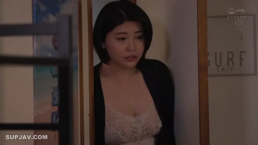 室内 · 站立 · 半身 · ショートヘア · 惊讶 · 覗き · 蕾丝吊带