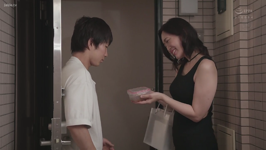 中景 · 笑容 · 面对面站立 · 黒いベスト · 公寓门口 · 邻居 · 递送饭盒 · 塑料餐盒