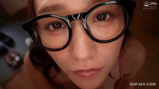 室内 · 眼镜 · 脸部特写 · 注视 · 内衣 · 俯拍 · 淡漠 · 大头贴视角