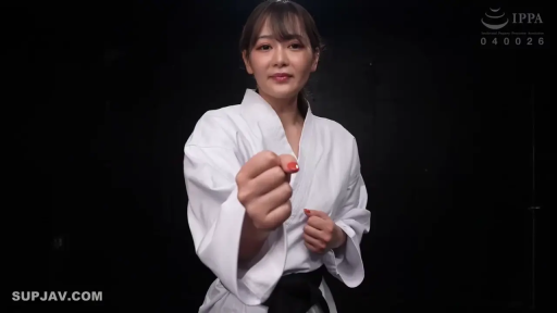 平静 · 上半身 · 黑色背景 · 空手道服 · 黑带 · 出拳姿势 · 格斗动作 · 武术角色扮演