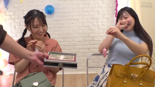 室内 · 坐姿 · 中景 · 休闲服 · 大笑 · 跳蛋 · 展示道具 · 钱箱