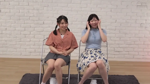 室内 · 坐姿 · 中景 · 微笑 · 短袖衬衫 · 双人 · 整理头发 · 折叠椅