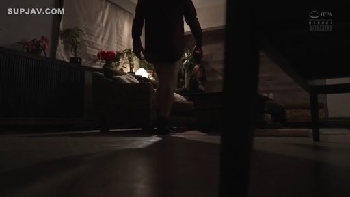 客廳 · 手机 · 手机 · 便裝 · 偷窥 · 偷拍 · 蹲伏