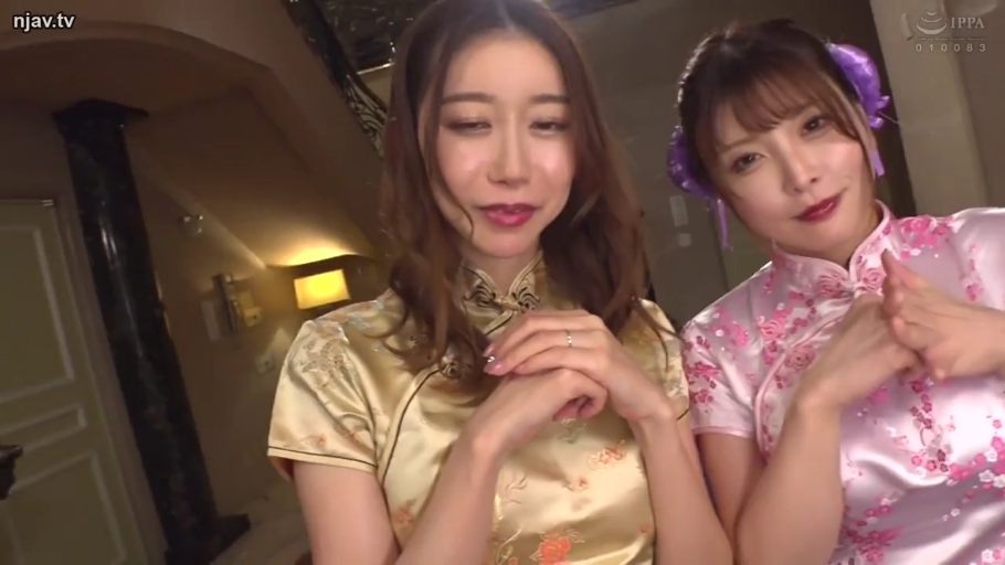 室内 · 中景 · 微笑 · カメラに向かって · 二人 · 旗袍 · 站立合影