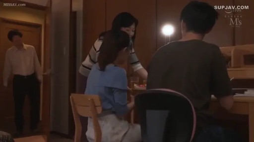 跪坐 · 意乱情迷 · 三人行 · 酒店卧室 · 群像 · 黑色渔网内衣 · 女女挑逗 · 白色高跟鞋