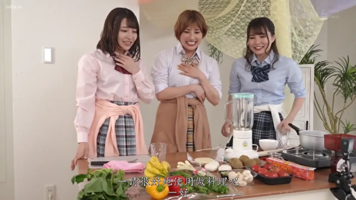 站立 · キッチン · 学生装 · 开心 · 三人 · 烹饪 · 料理机