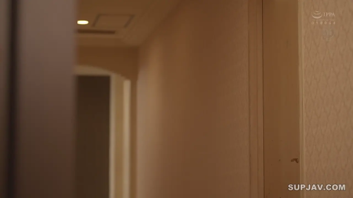 平静 · 灰色西装套裙 · 手机 · 长发 · 侧坐 · Playing with phone · 酒店卧室